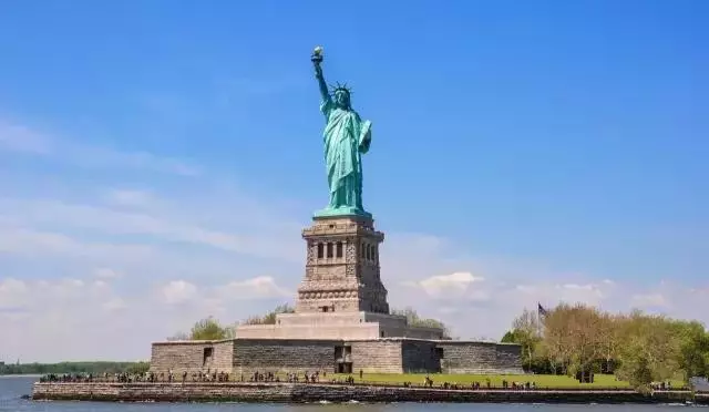 美国拒还自由女神像，历史的误会还是文化的博弈？