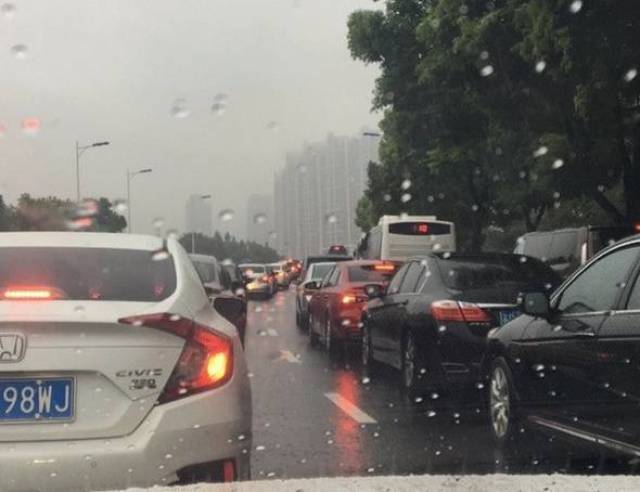 武汉暴雨街头惊现车吃井盖——背后的故事与反思