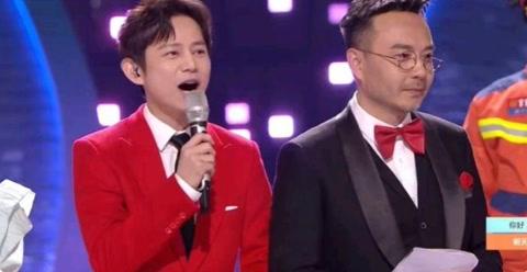 何炅宣布林志炫淘汰后眼眶红了——情感流露与舞台的真挚告别