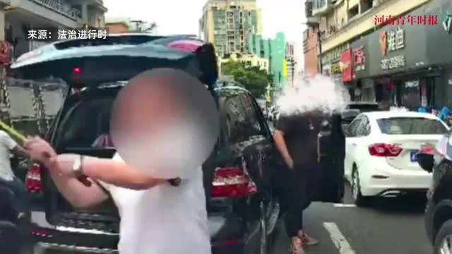 奔驰司机用球杆狂砸前车被刑拘，事件深度解析