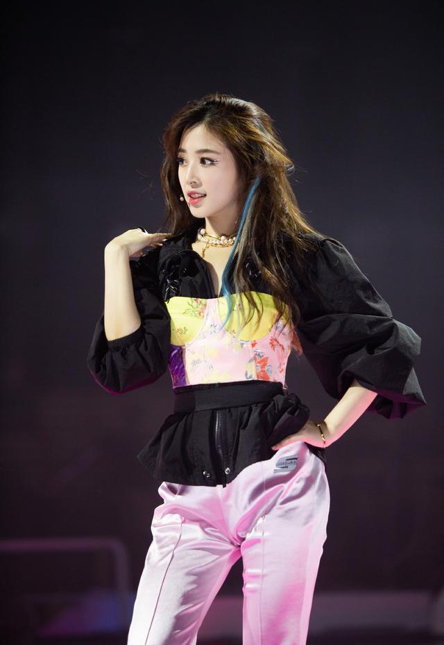 伊能静穿抹胸裙拍广告造型臃肿，岁月美人依旧魅力无限