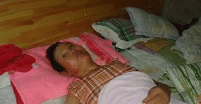 母亲倒卧厕所六日，儿子的见死不救行为引发社会热议