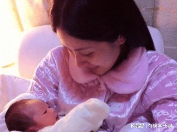 网红韦雪与小16岁男友KK分手，爱情与现实的碰撞