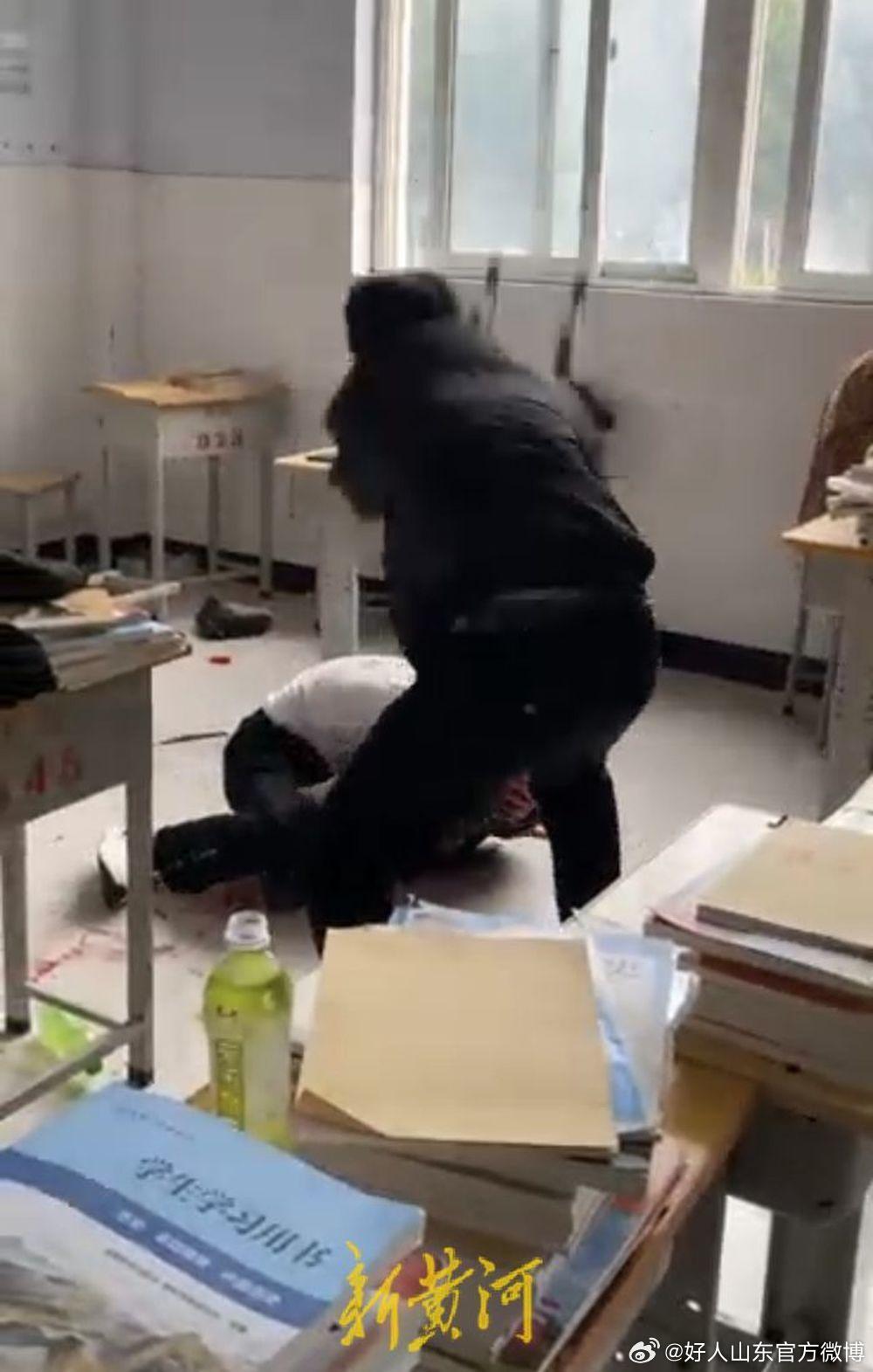 关于大学书记直播殴打学生？校方回应的文章