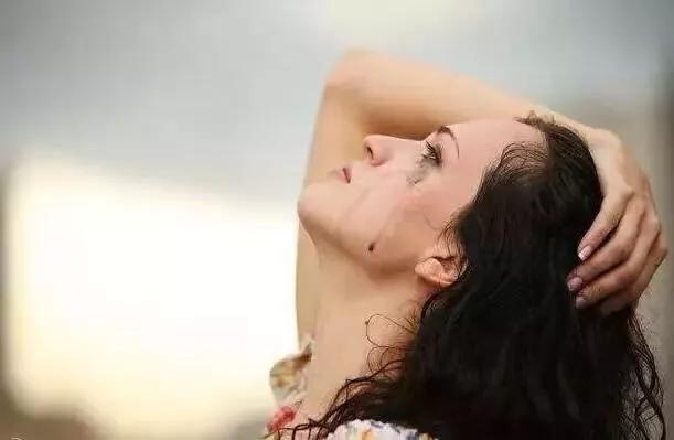 关于少女陪侍醉酒坠楼案终审，三人获刑的探讨