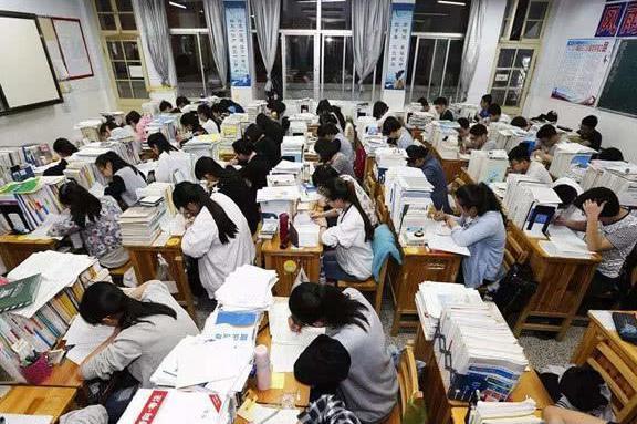 高考人数八年来首降，竞争压力真的小了吗？