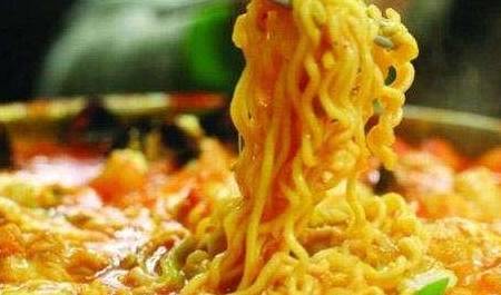 小伙长期吃泡面确诊重度溃疡性结肠炎，警醒我们的饮食健康