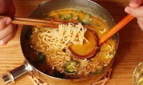 小伙长期吃泡面确诊重度溃疡性结肠炎，警醒我们的饮食健康