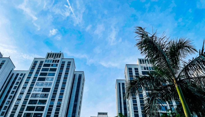 母女频繁高空抛物，邻居戴头盔出门