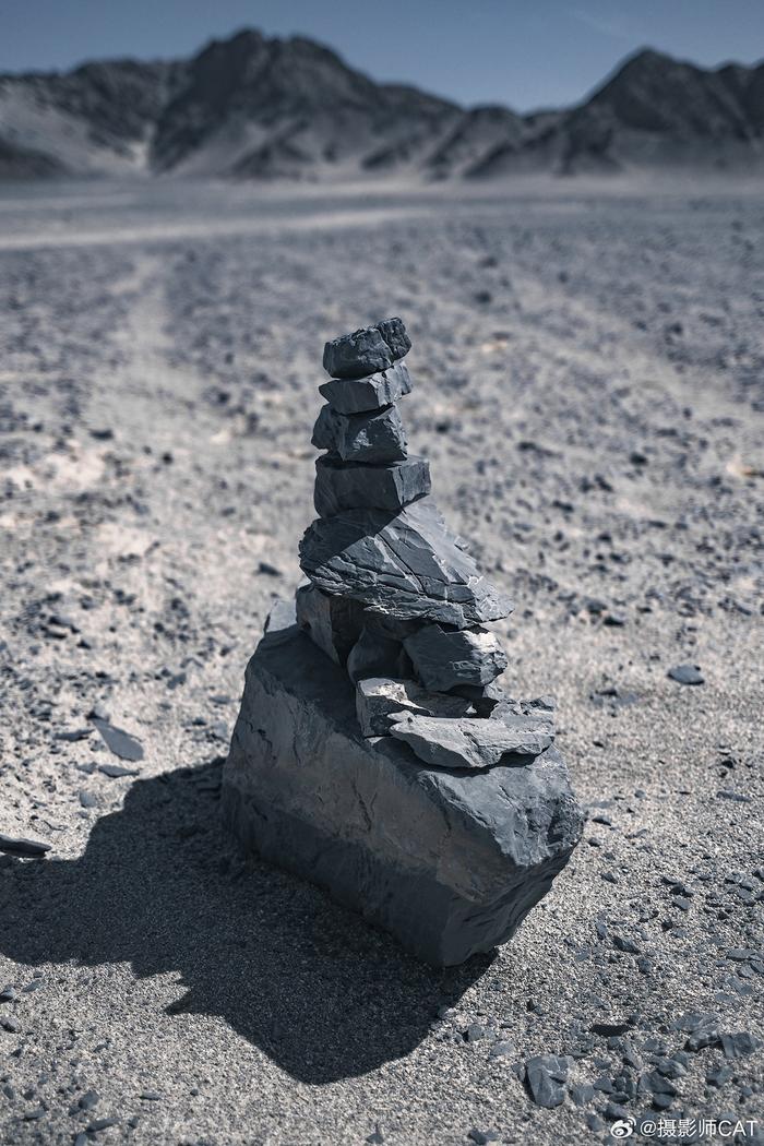 黑独山疑遭捡石褪黑，一场关于自然与人为的热议