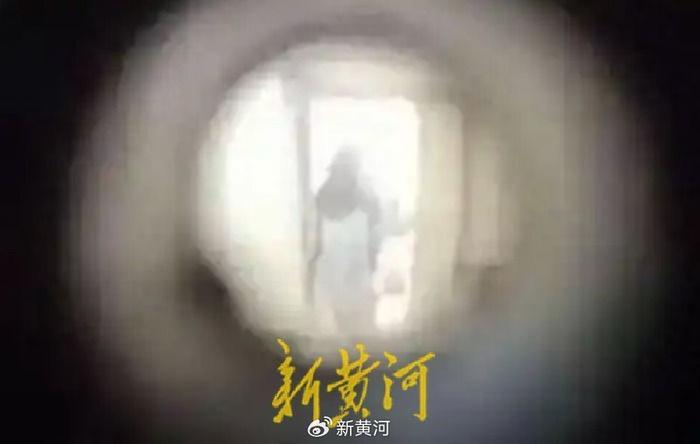 女子家门口，一道独特的风景与故事