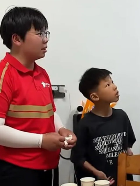 抚养三弟妹的05后女生有了正式工作，逆风飞翔的青春力量