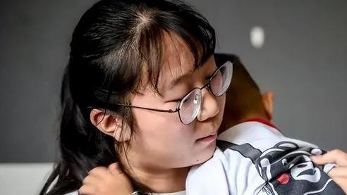 抚养三弟妹的05后女生有了正式工作，逆风飞翔的青春力量
