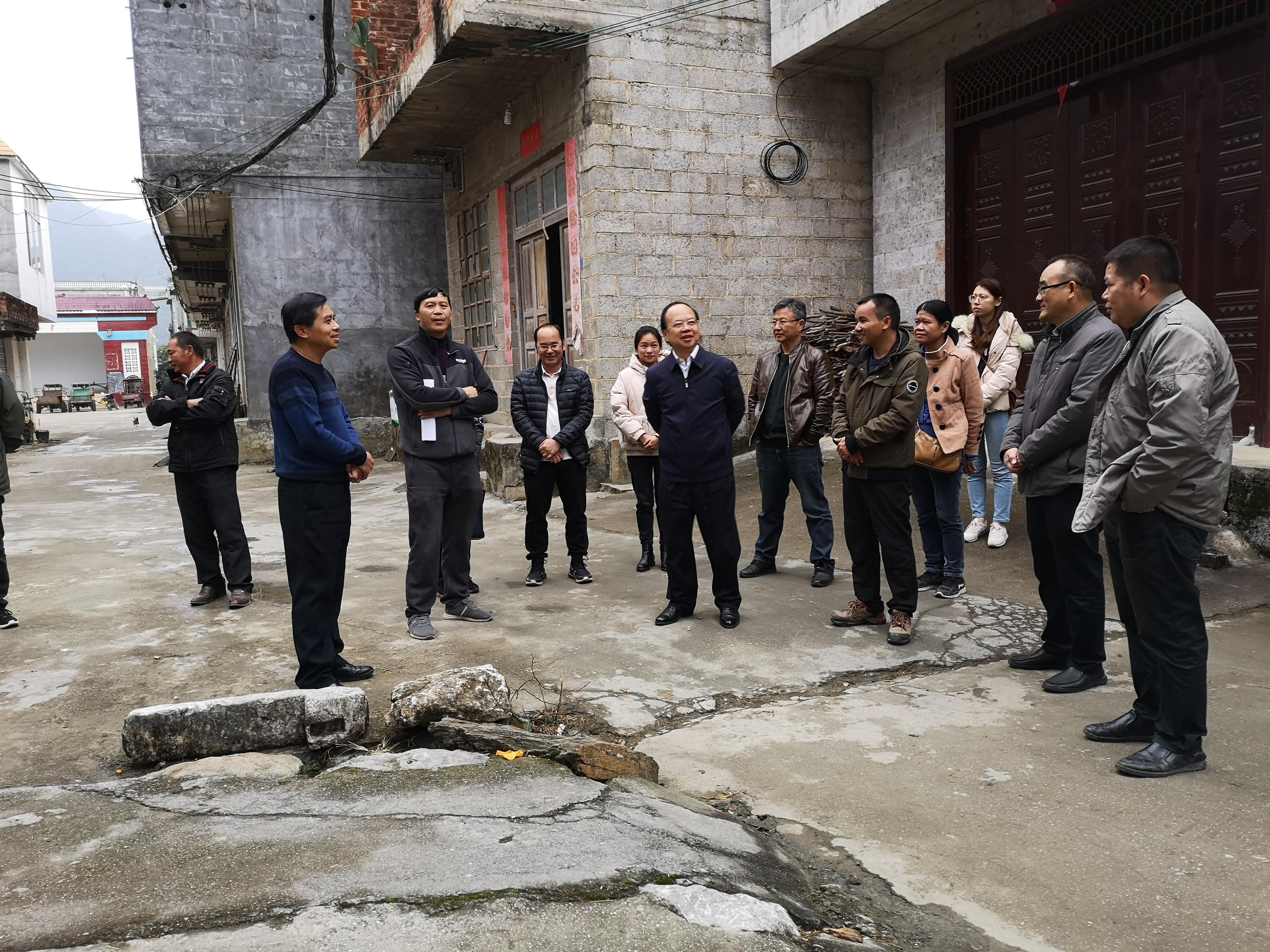 修建豪华公厕的原厅长被通报，反思与启示