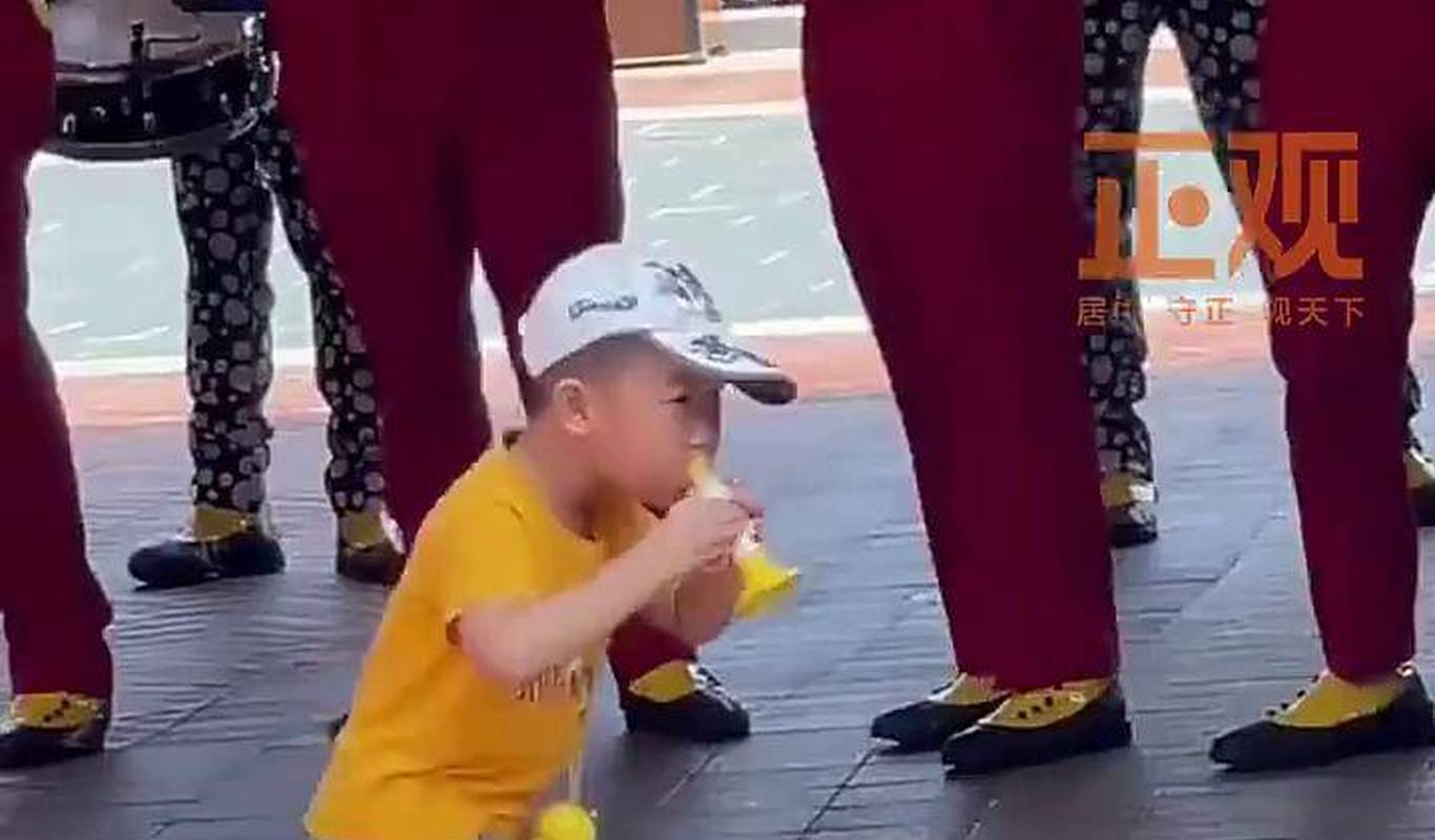 小男孩表演节目遭遇波折，罢工背后的故事