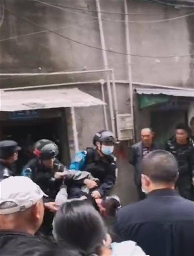 成都有人当街持刀行凶？警方通报