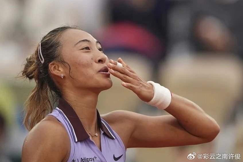 郑钦文巴黎街头唱日不落，音乐与文化的完美交融