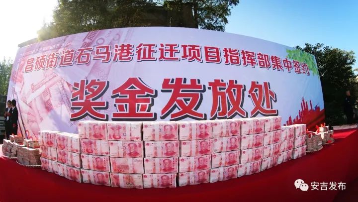 河南矿山老板端午豪撒500多万现金，员工欢天喜地迎佳节