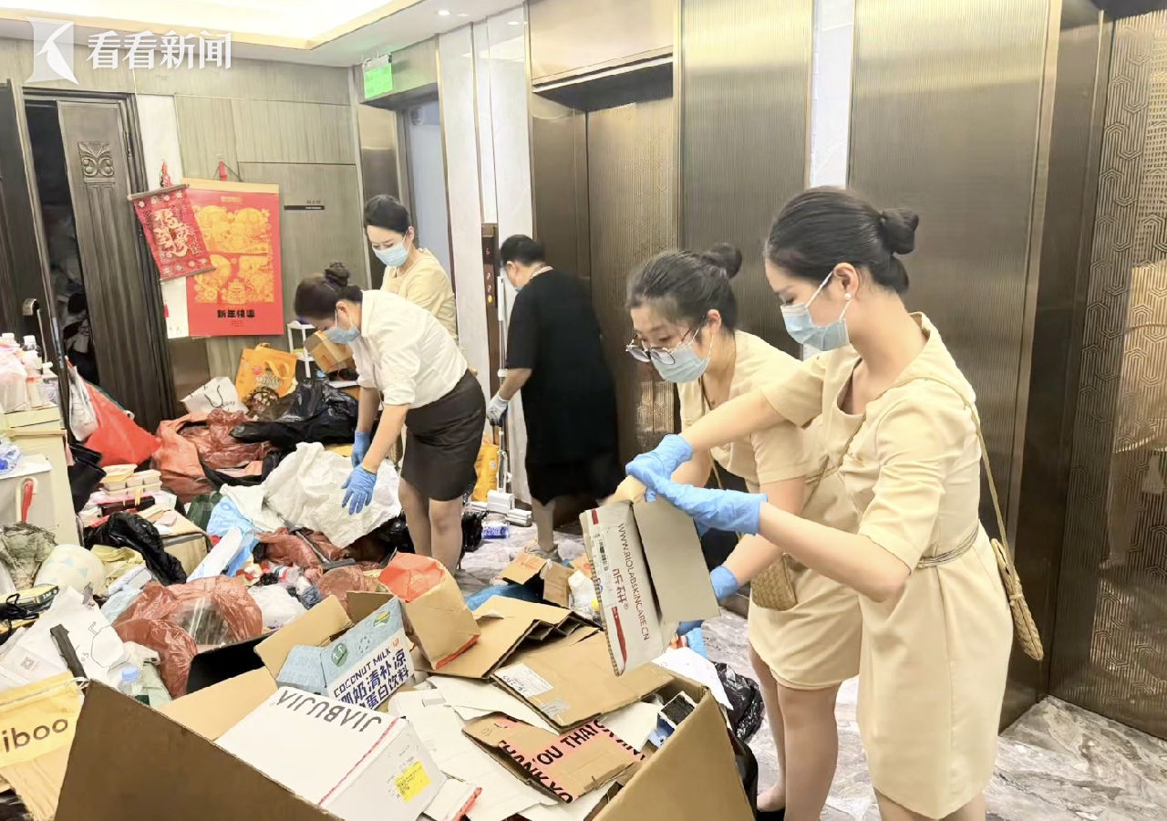 老人住豪宅拾荒背后的故事