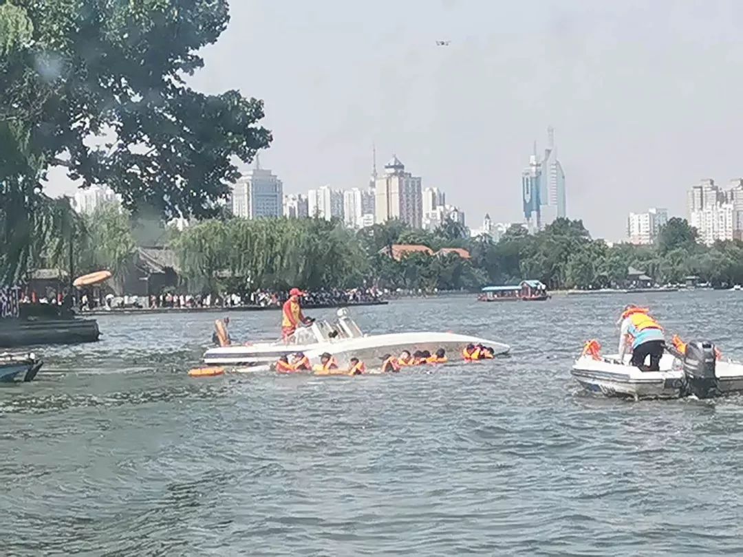 龙舟赛场惊现卡点翻船，竞技激情与挑战并存