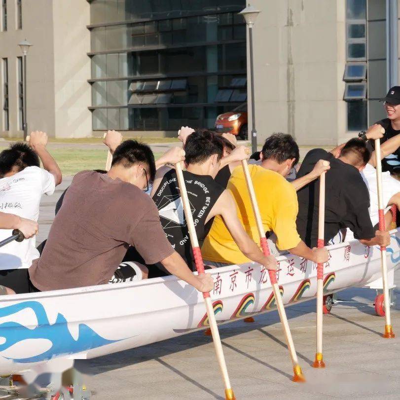 新疆旱地龙舟，主打真实，没有一点水分