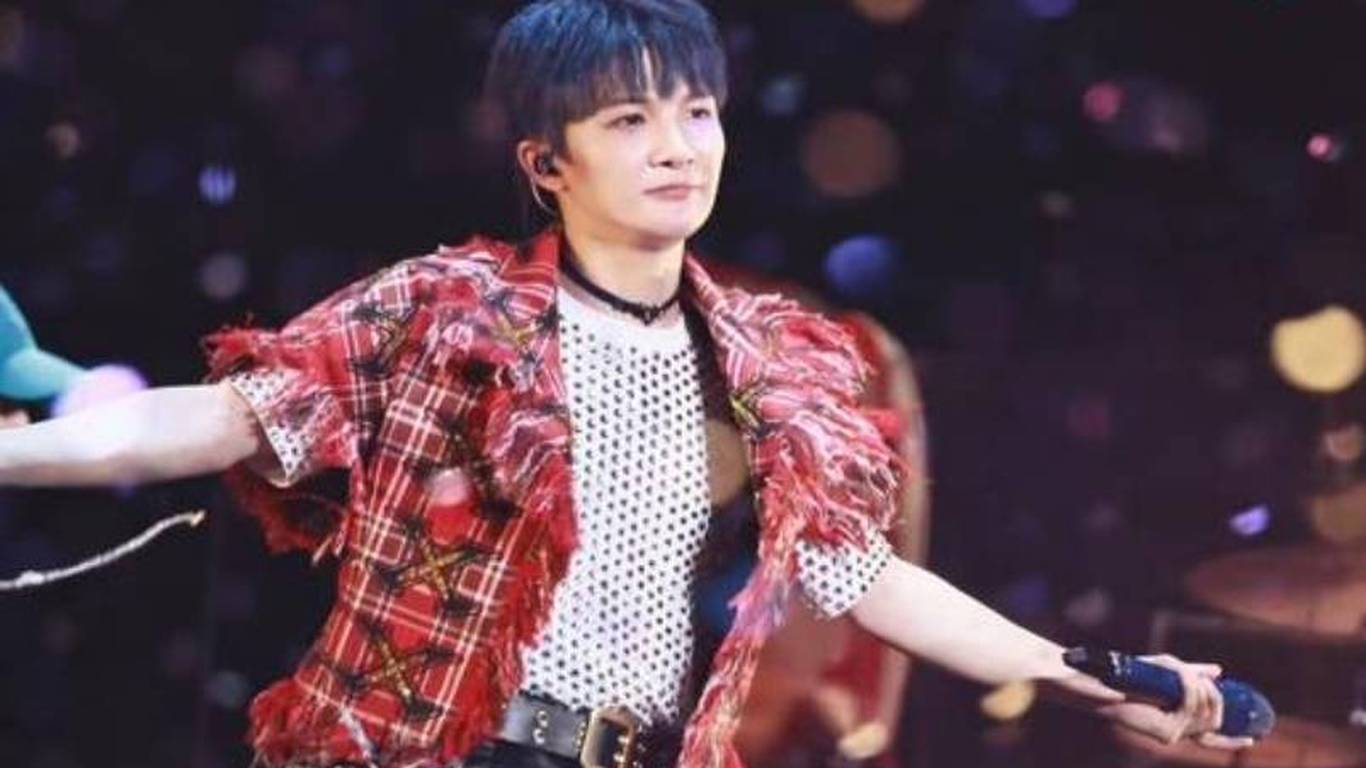 周深演唱会穿小黄鸭雨衣，星光下的独特时尚