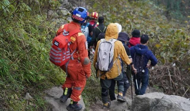 8岁男童失踪近一个月，搜寻仍在继续——希望之光照亮黑暗角落