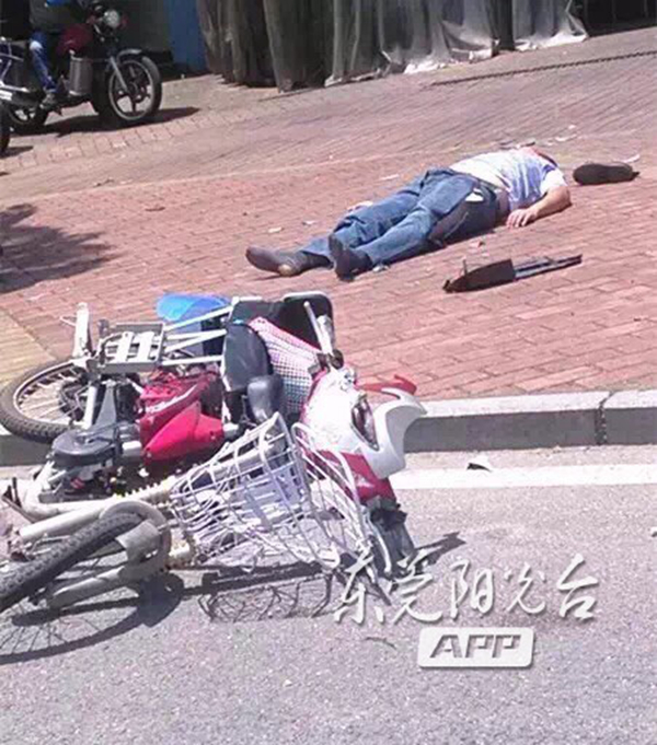 摩托骑手小巷内遭遇悲剧，不幸身亡
