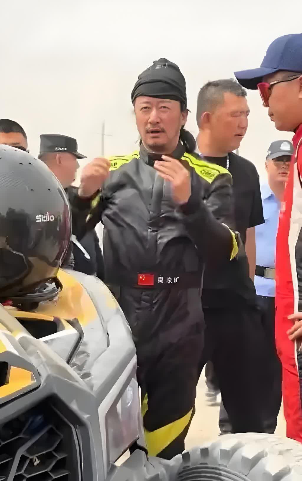 51岁吴京，赛车场上的冠军传奇