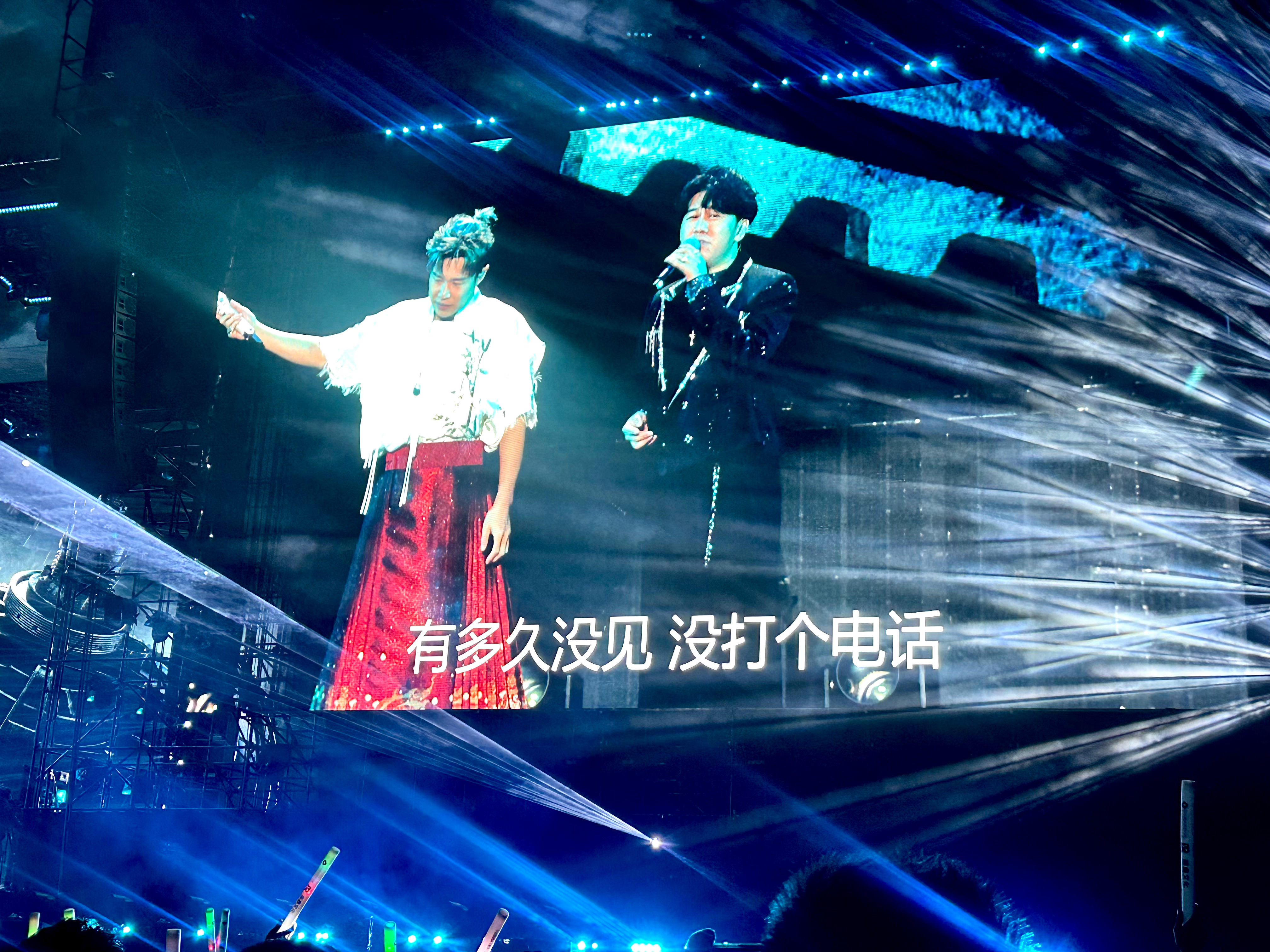 小沈阳演唱会提词器写满对粤语的执念