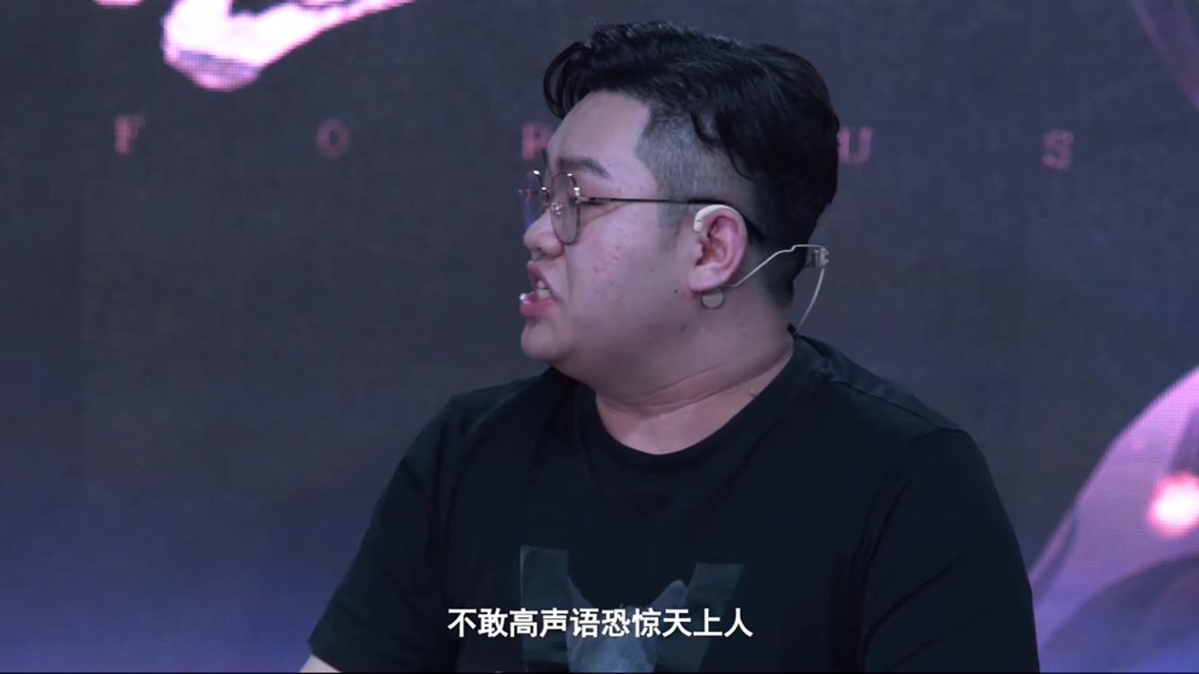 脱口秀胸小背后的多元解读
