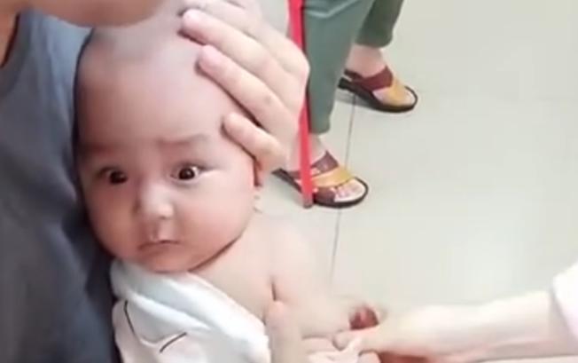 萌娃初入幼儿园，背着大书包的回头瞬间