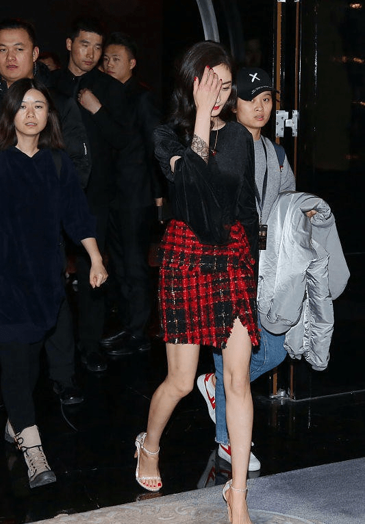 复演之路，被摸腿的女演员如何以长裤重塑自信