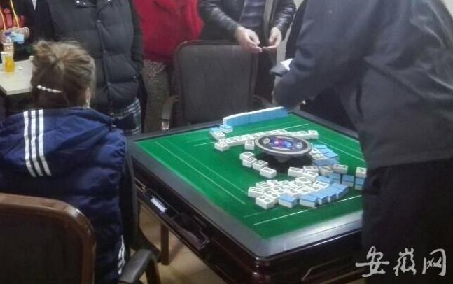 关于向棋牌室借4000赌博是否犯法的探讨