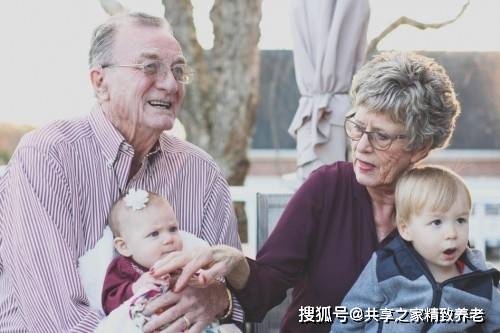 老人死前突然睁开眼，生命的奥秘与告别