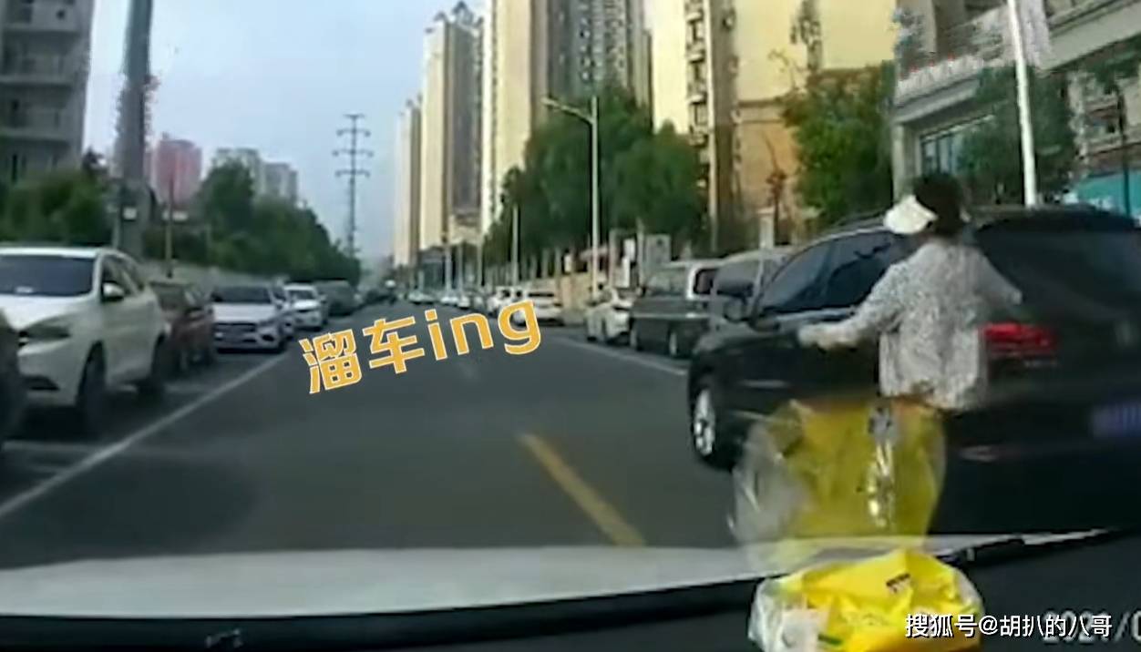女子撞人后下车忘拉手刹，反遭自己车辆碾压——悲剧警示录