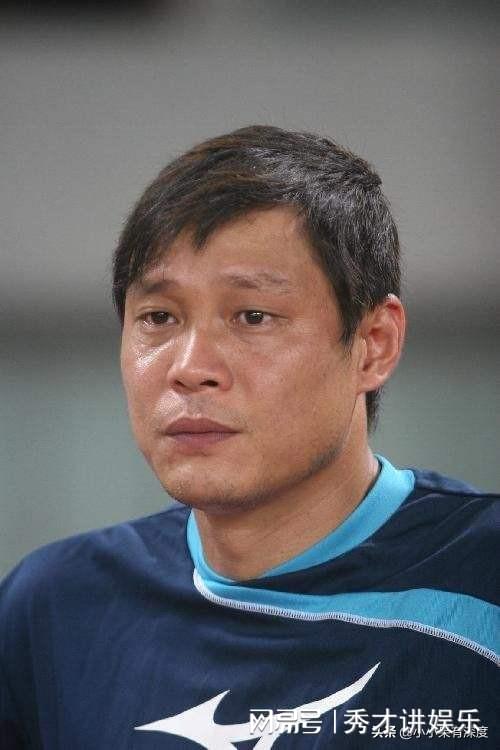 国足丢球范志毅无奈苦笑视频——国足的荣辱与反思