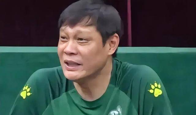 国足丢球范志毅无奈苦笑视频——国足的荣辱与反思