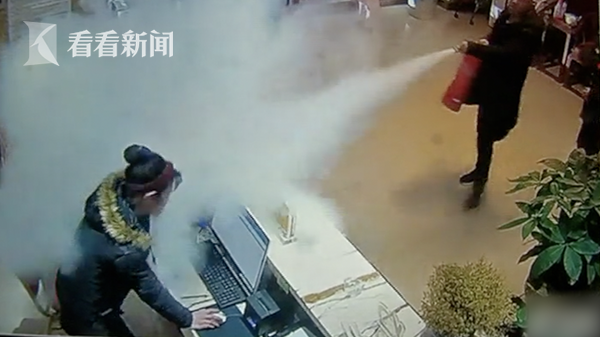 男子嫌太吵向球馆喷洒干粉灭火器，冲动之举背后的反思