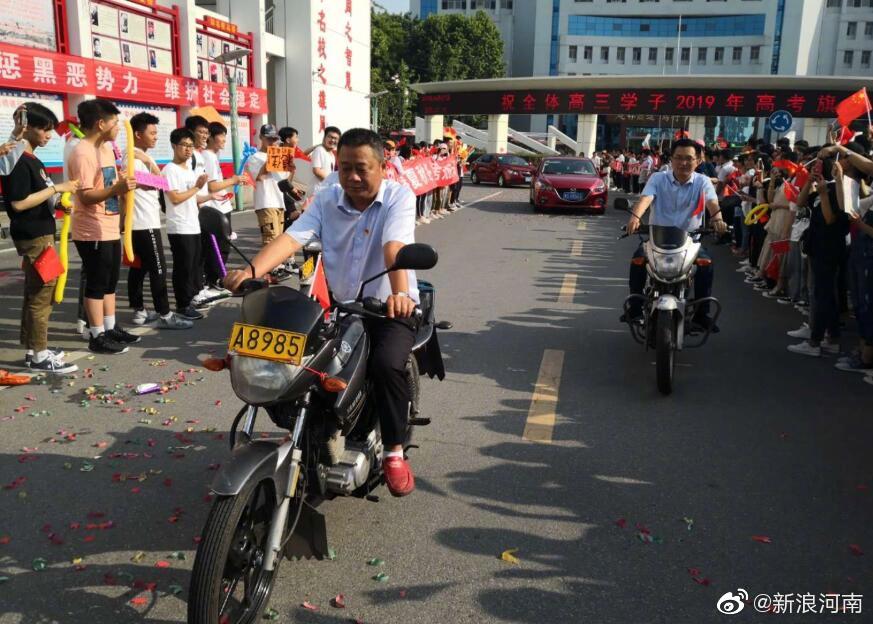 高三考生出征，向日葵下的985车牌梦想与奋斗