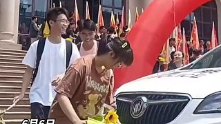 高三考生出征，向日葵下的985车牌梦想与奋斗