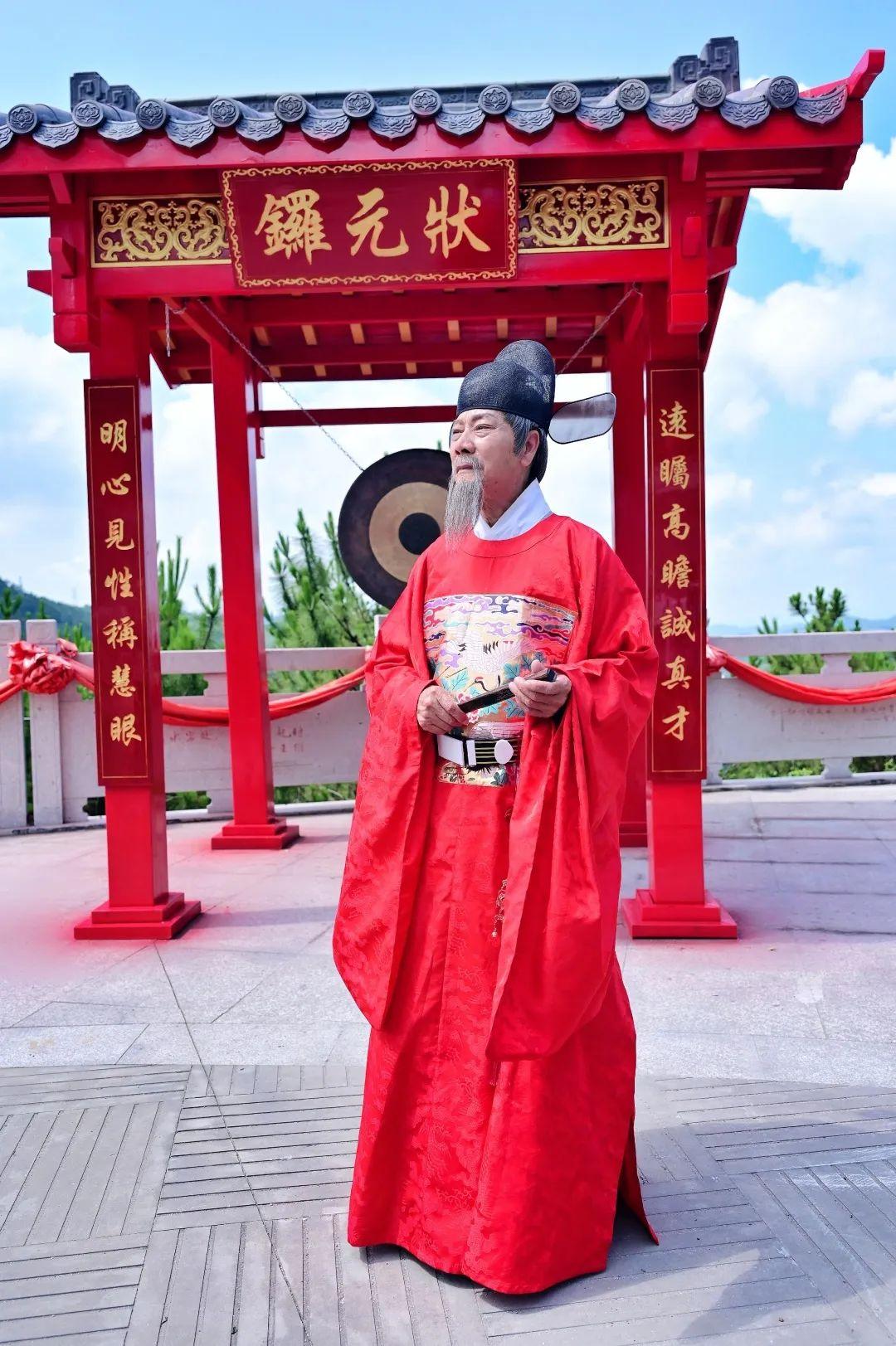 老师穿状元服送祝福，传承与祈愿的美好结合