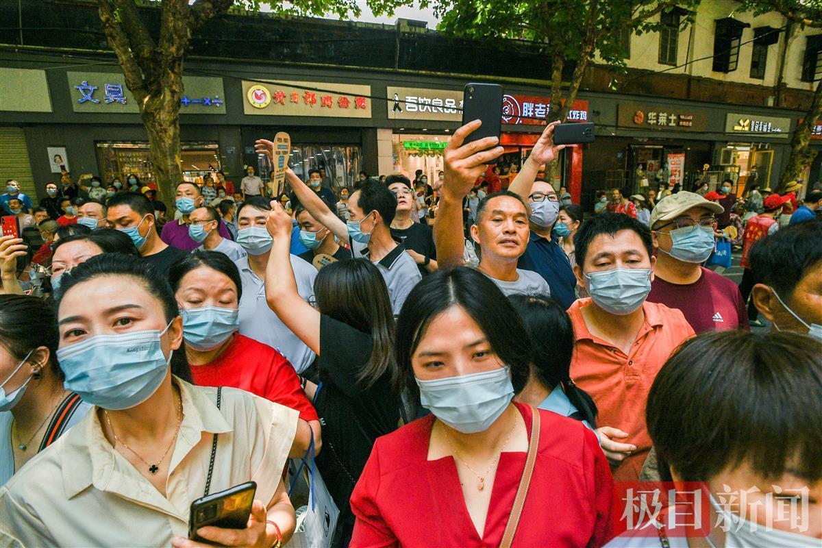 2018年首位走出考场的学生视频，见证勇气与坚持的时刻