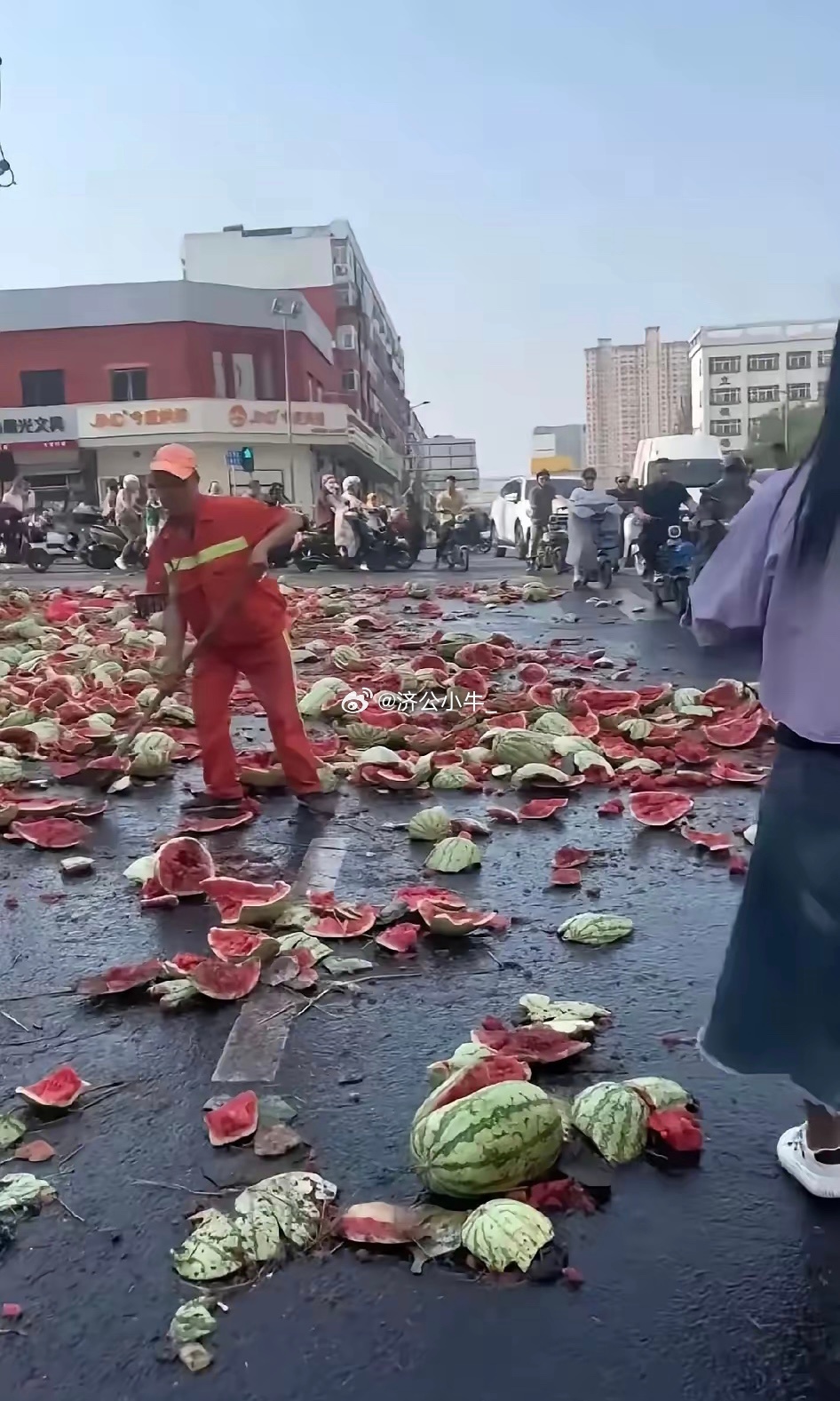 瓜贩被城管劝离时自砸西瓜背后的故事
