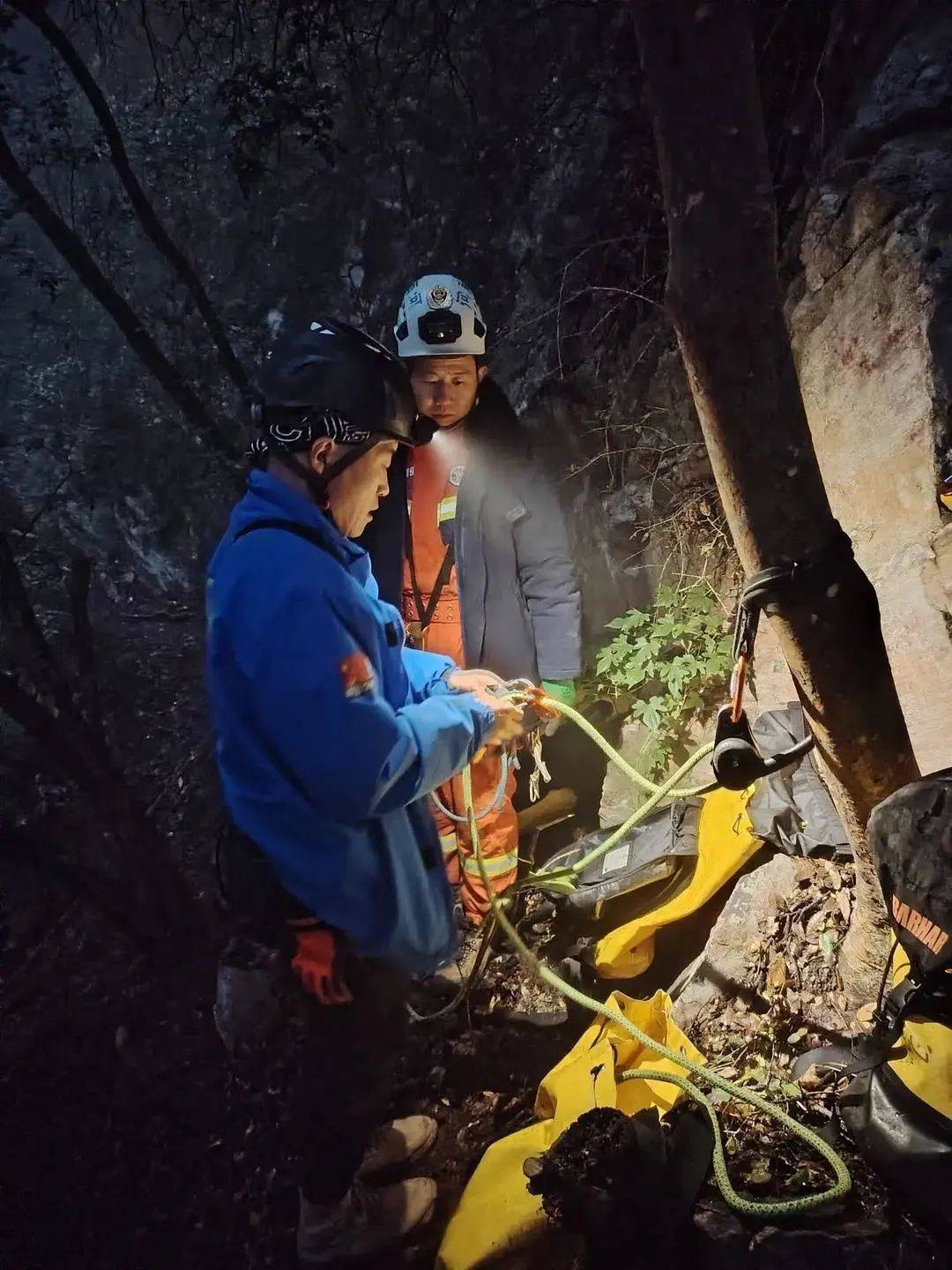 教授雨夜爬山坠崖的奇迹之旅