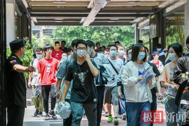 高考第2科结束，中年考生独自走出考场