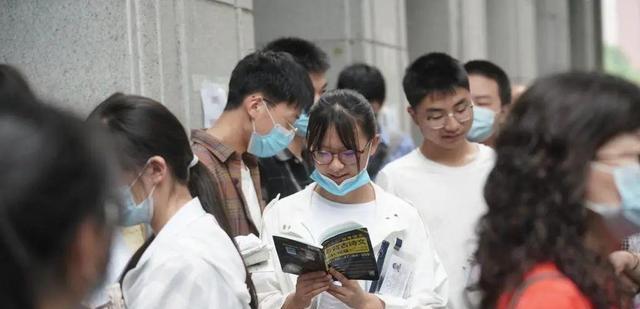 第一个走出考场的学生原版，勇气、创新与引领潮流的先锋