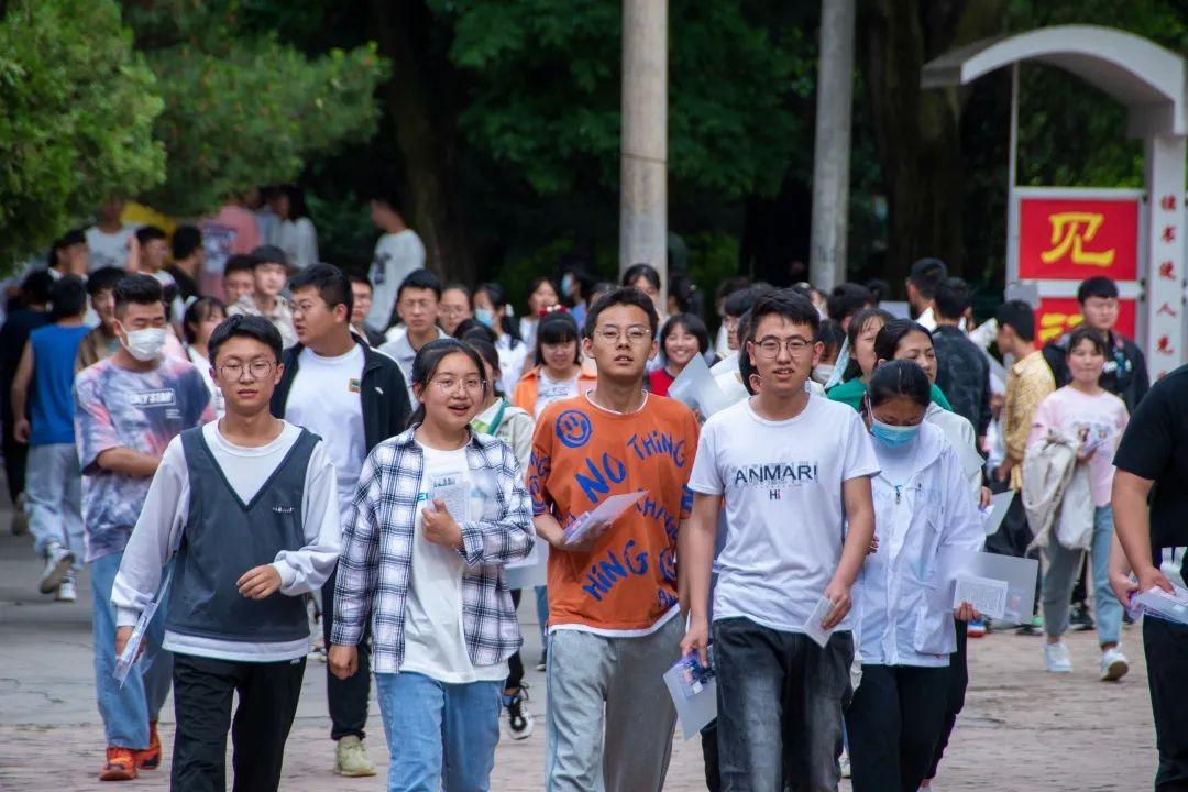 第一个走出考场的高考生，勇敢追梦的启示