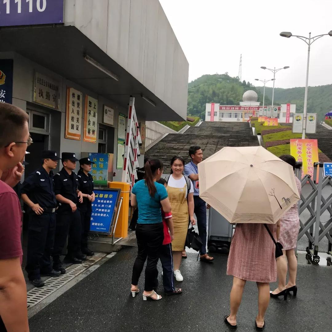 第一个走出考场的高考生，勇敢追梦的启示