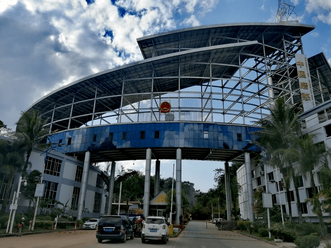 柬泰边境口岸，连接两国的商贸桥梁与旅游胜地